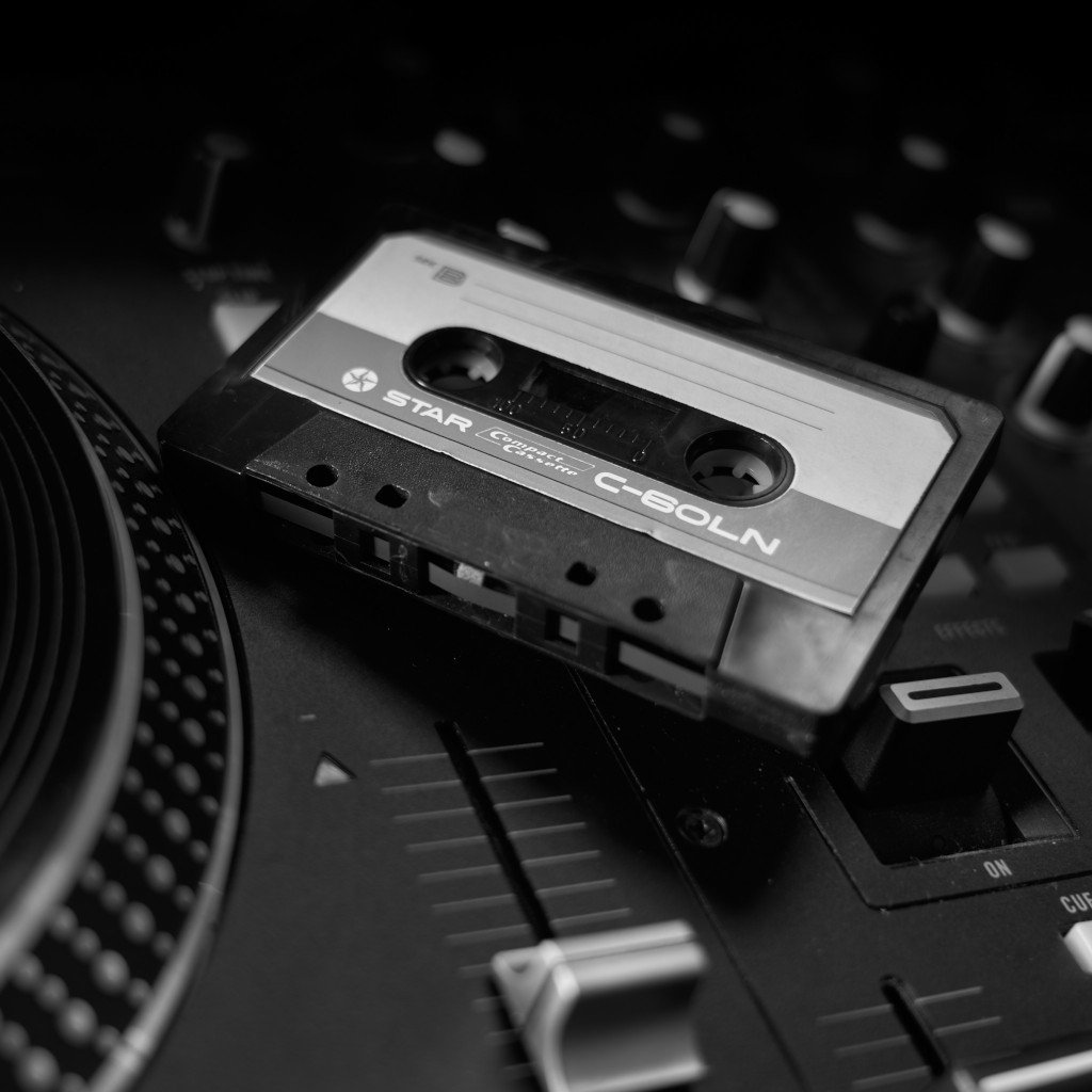 cassette audio posée sur une platine