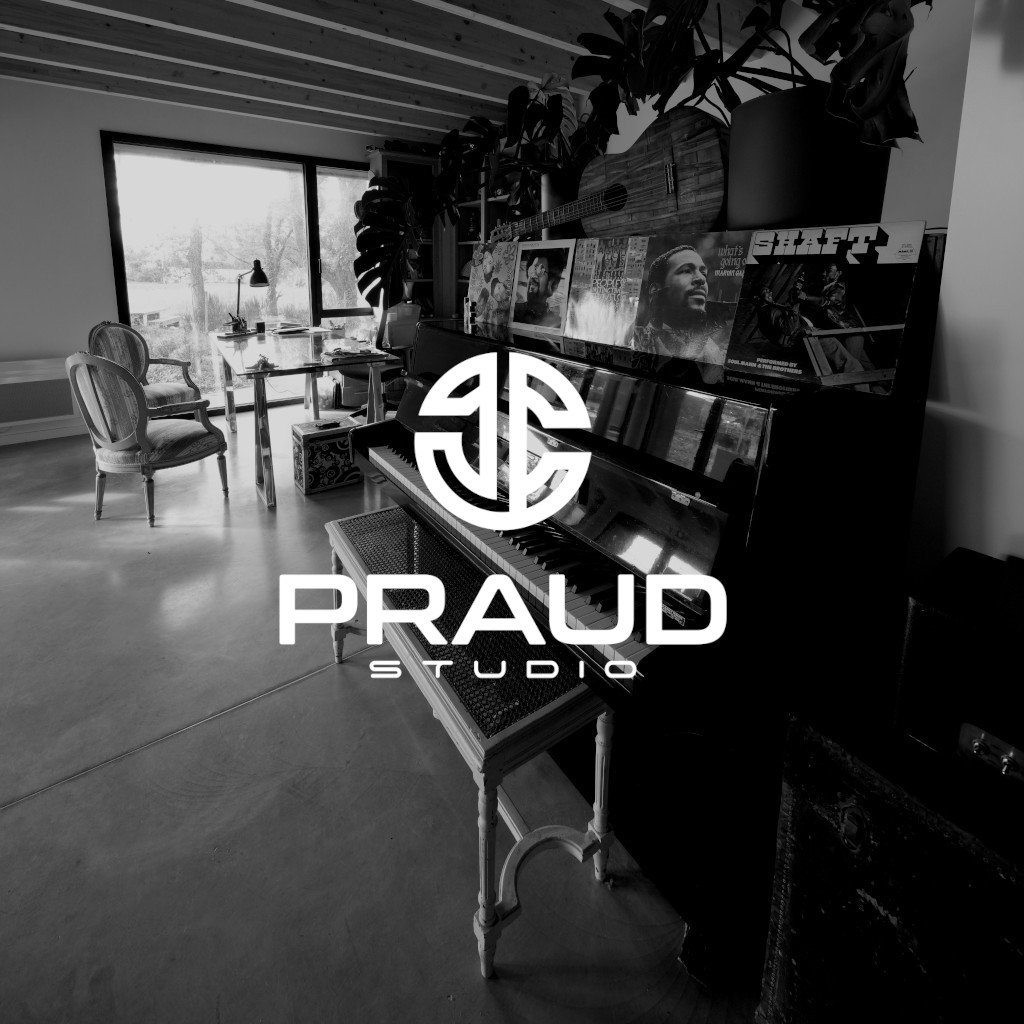 photo d'un piano droit dans le bureau de JC